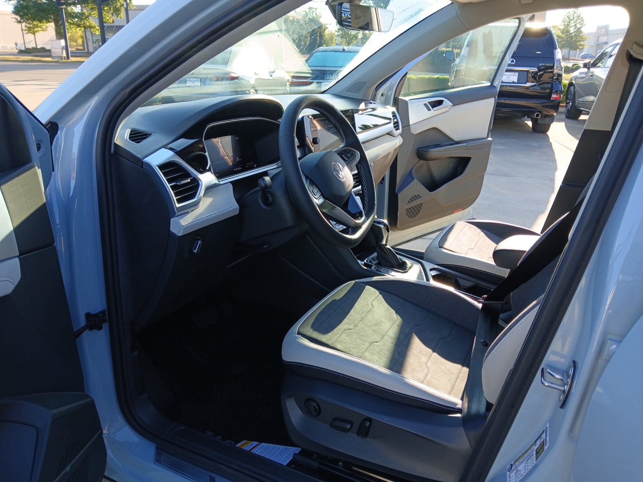 New 2027 Volkswagen Taos SE FWD image 9