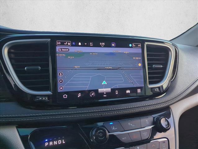 Used 2023 Chrysler Pacifica Limited image 8