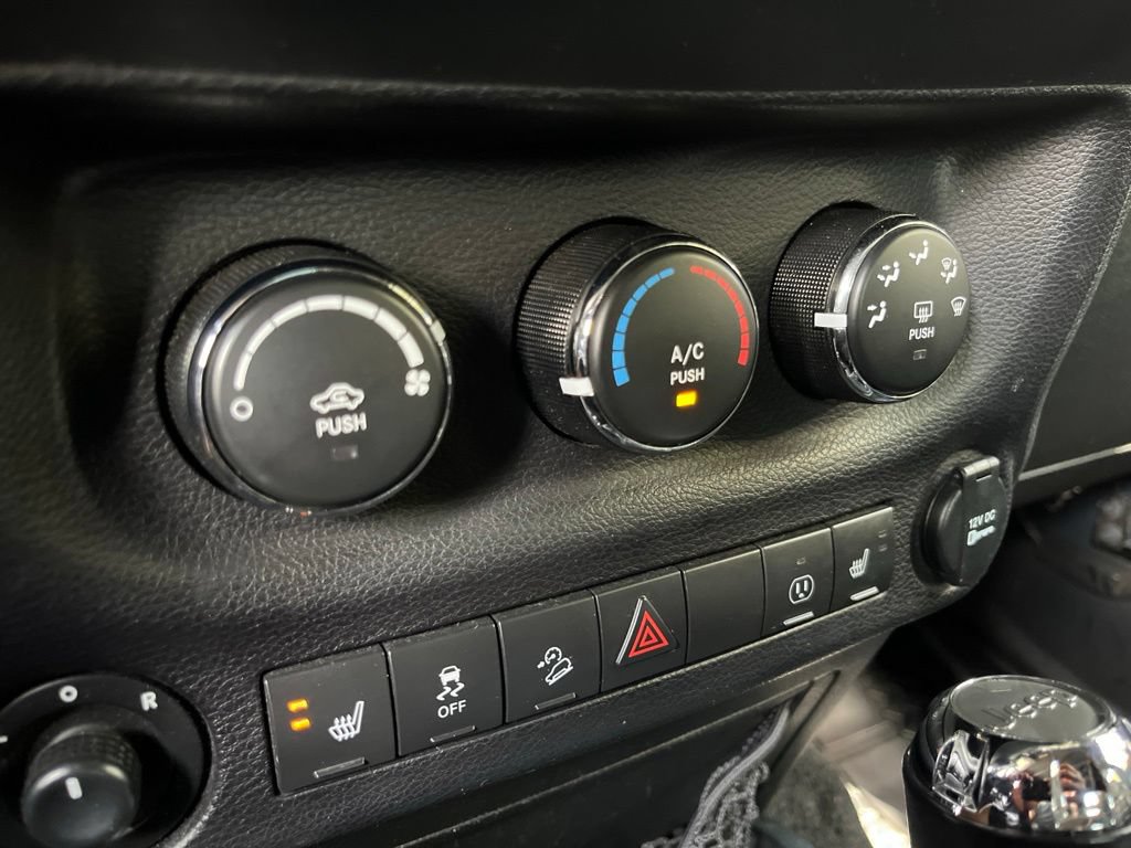 Used 2017 Jeep Wrangler Unlimited Rubicon w/ Cold Weather Group AWD/4WD image 39