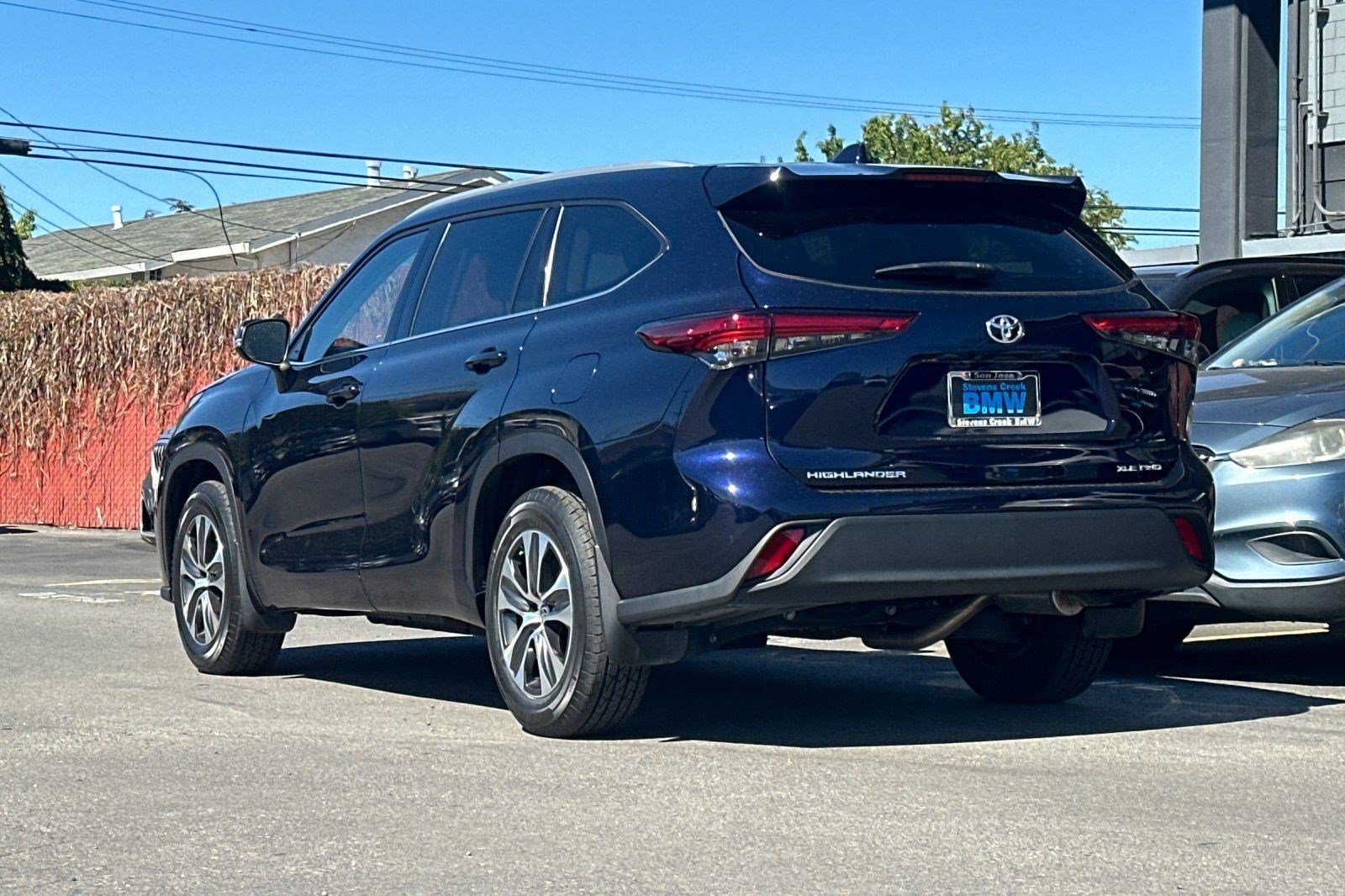 Used 2022 Toyota Highlander XLE AWD/4WD image 3