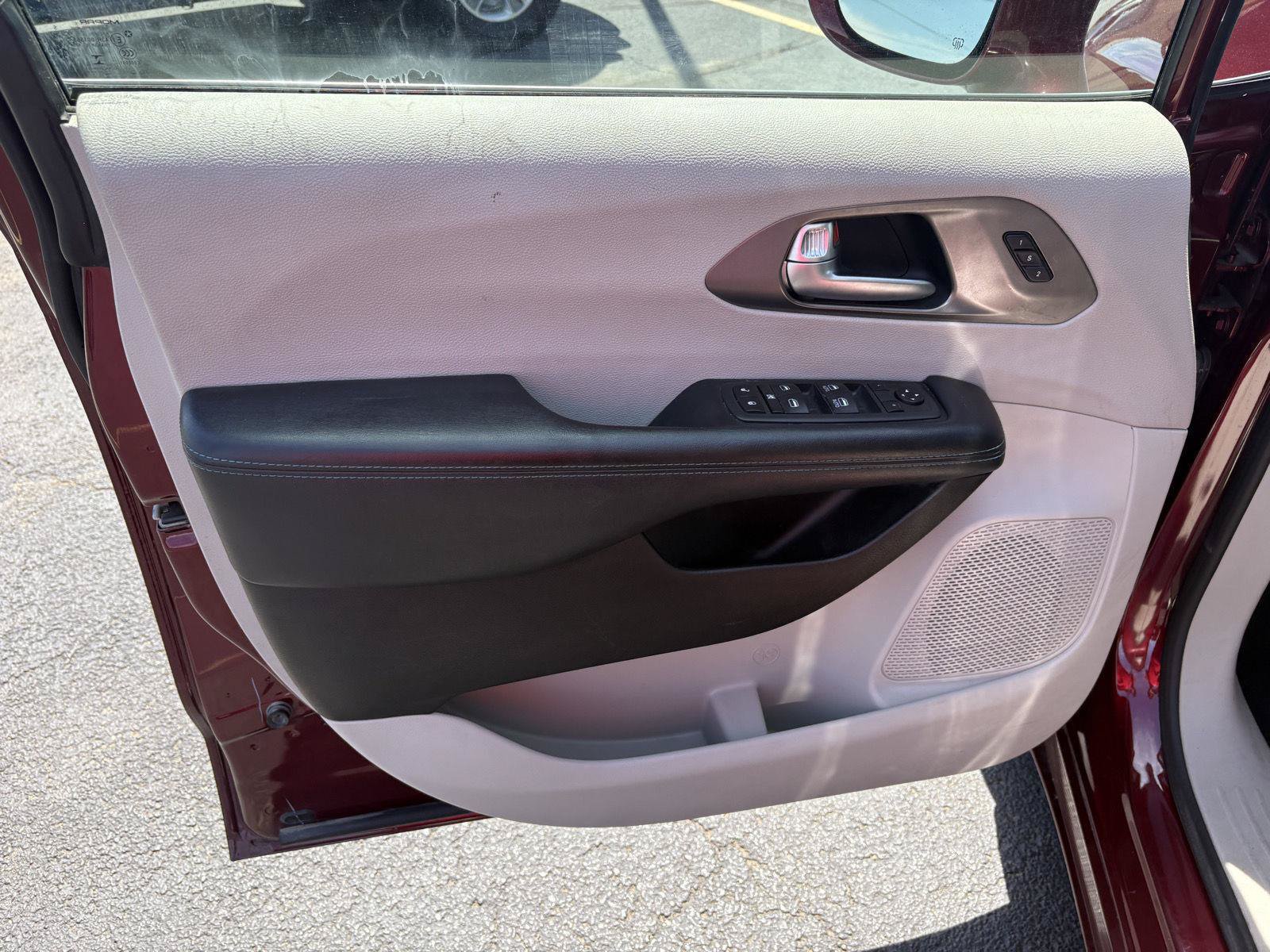 Used 2021 Chrysler Pacifica Touring-L FWD image 3