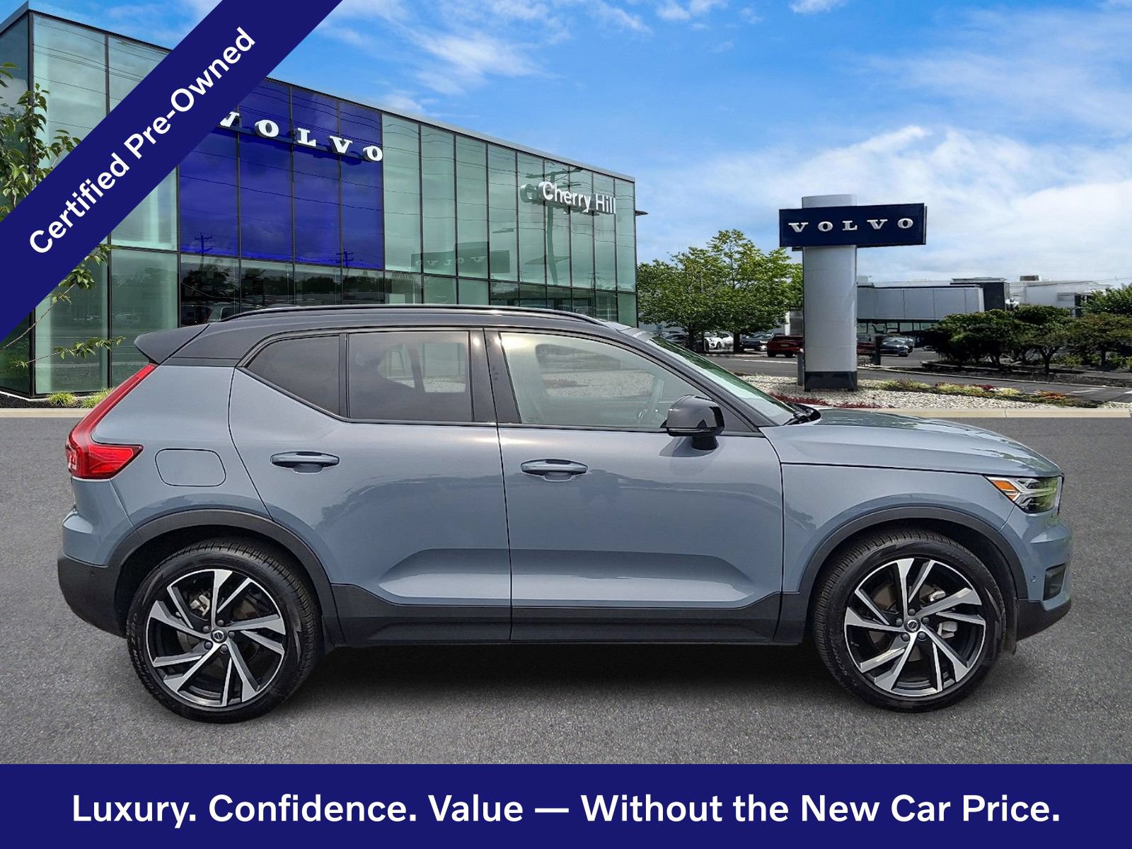 Certified 2022 Volvo XC40 T5 R-Design w/ Advanced Package AWD/4WD image 8