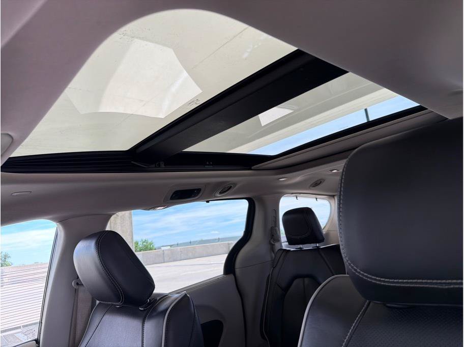 Used 2023 Chrysler Pacifica Limited FWD image 28