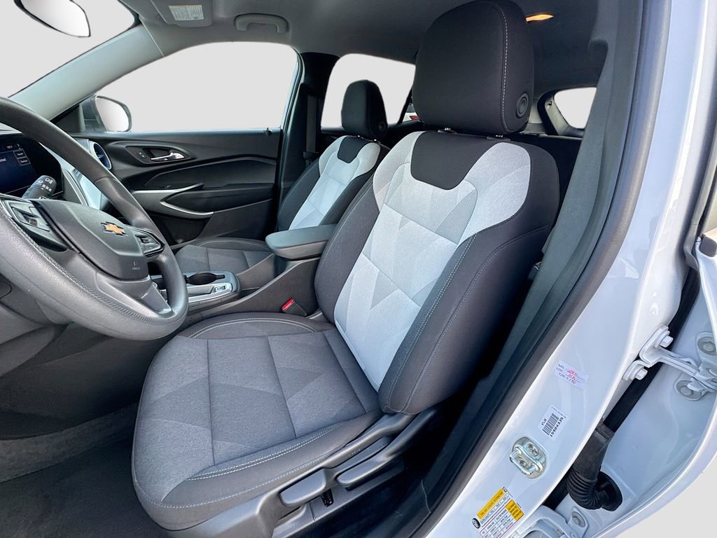 Used 2025 Chevrolet Trax LS image 19