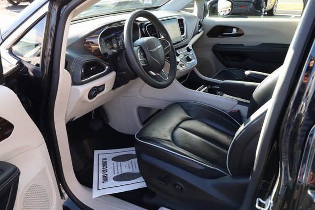 Used 2024 Chrysler Pacifica Limited image 12