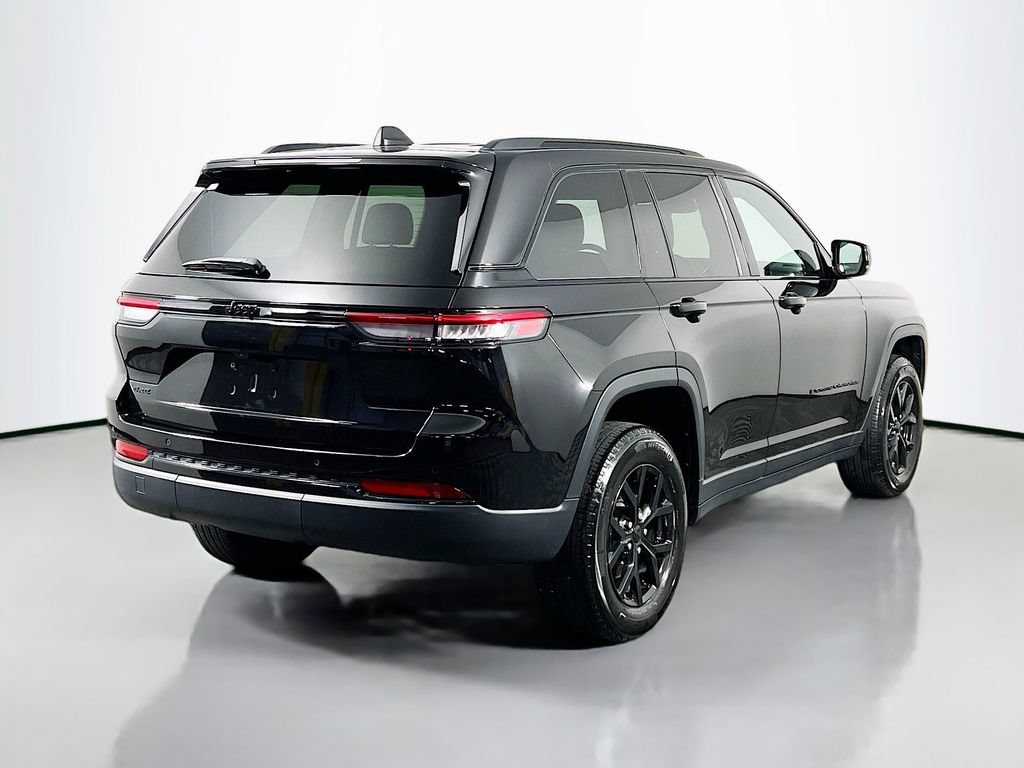 Used 2025 Jeep Grand Cherokee Altitude AWD/4WD image 5
