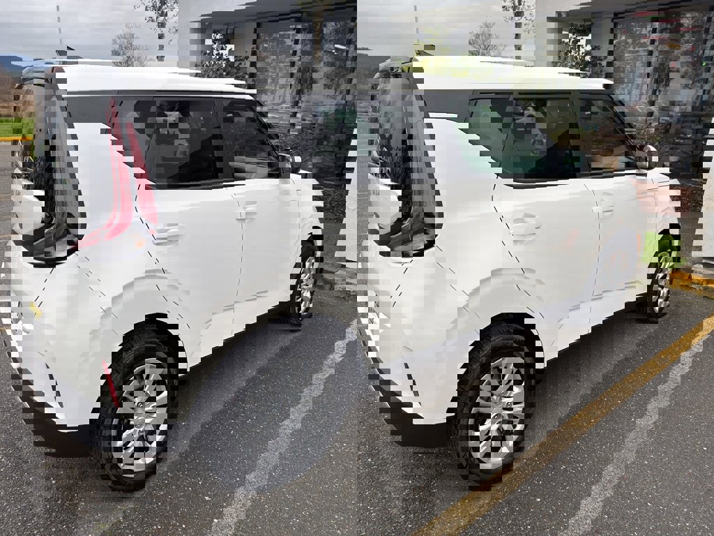 Used 2023 Kia Soul LX image 5