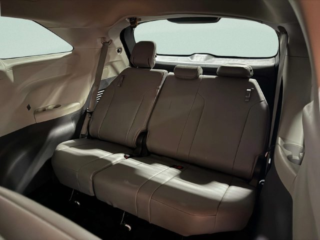 Used 2022 Toyota Sienna XLE FWD image 27