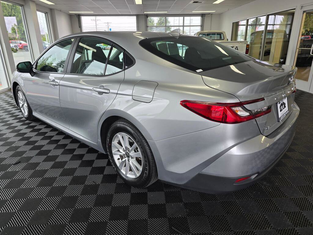 Used 2025 Toyota Camry LE FWD image 5