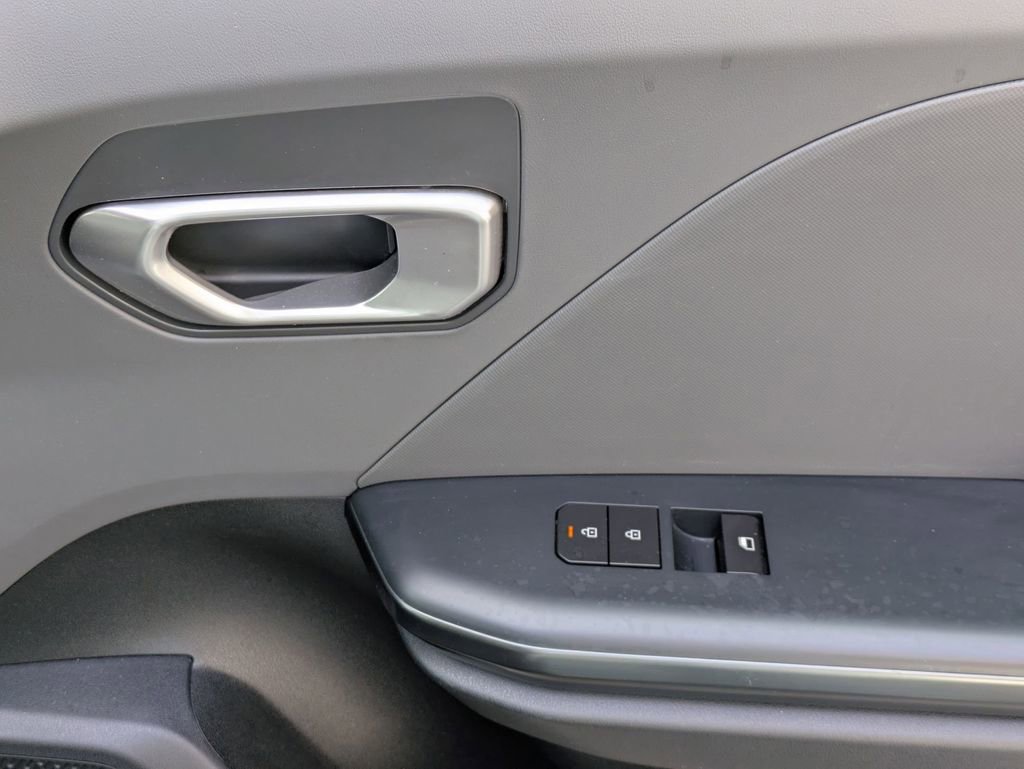 Used 2025 Kia K4 LXS image 32