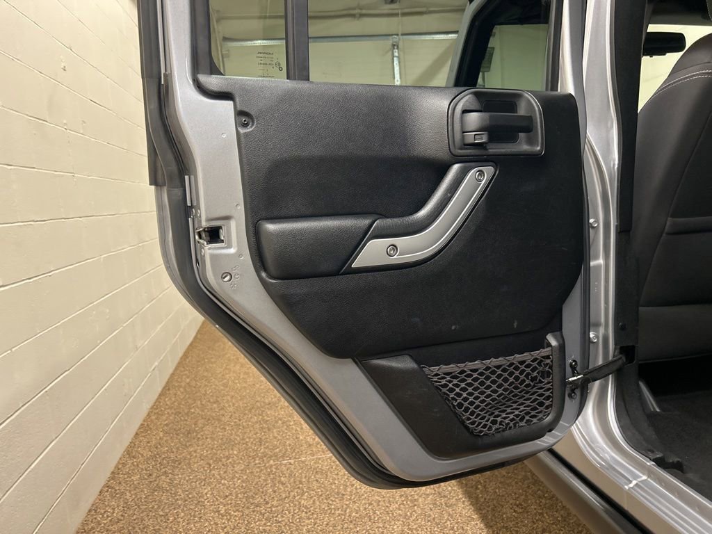 Used 2013 Jeep Wrangler Unlimited Rubicon w/ Connectivity Group AWD/4WD image 14