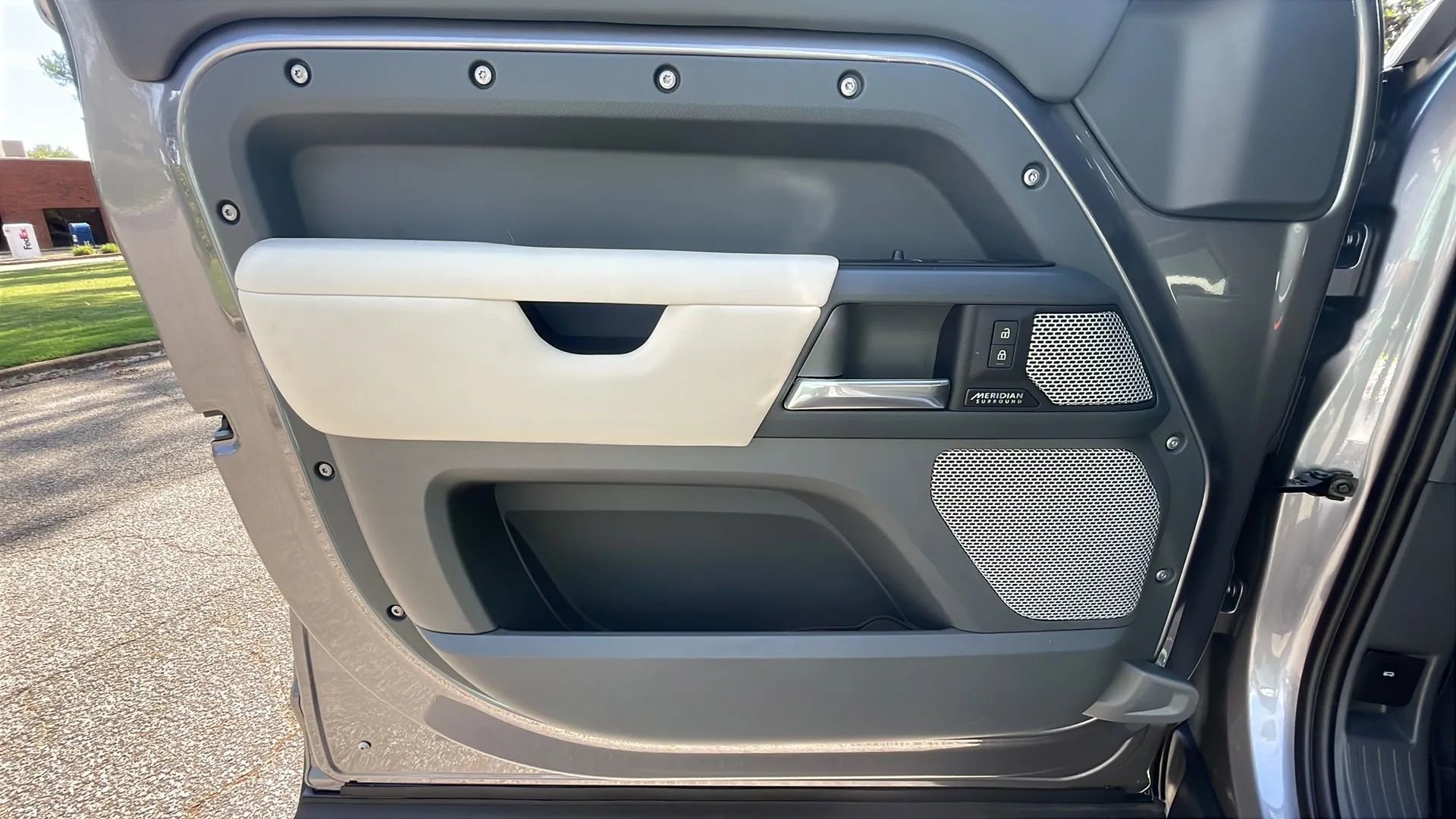 Used 2023 Land Rover Defender 130 X-Dynamic SE image 17