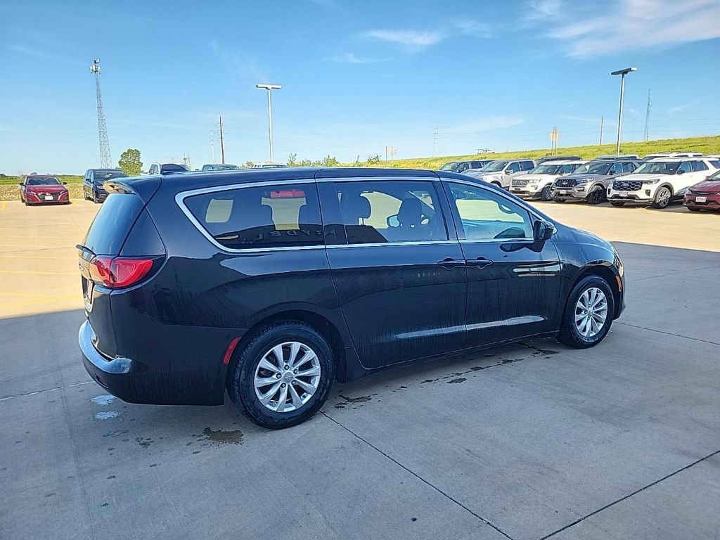 Used 2017 Chrysler Pacifica Touring w/ Tire & Wheel Group FWD image 3