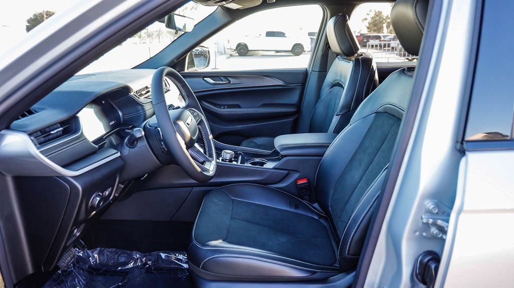 New 2025 Jeep Grand Cherokee Altitude image 19