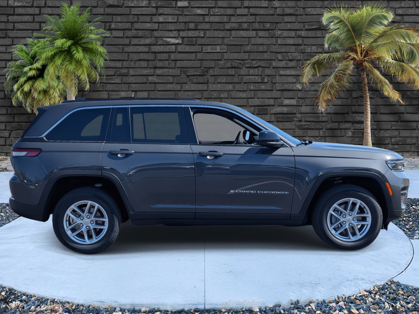 Used 2025 Jeep Grand Cherokee Laredo X w/ Luxury Tech Group I AWD/4WD image 3