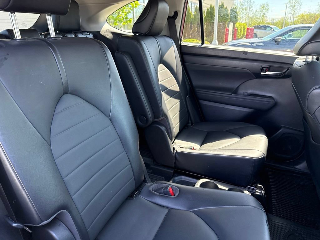 Used 2021 Toyota Highlander XLE AWD/4WD image 28