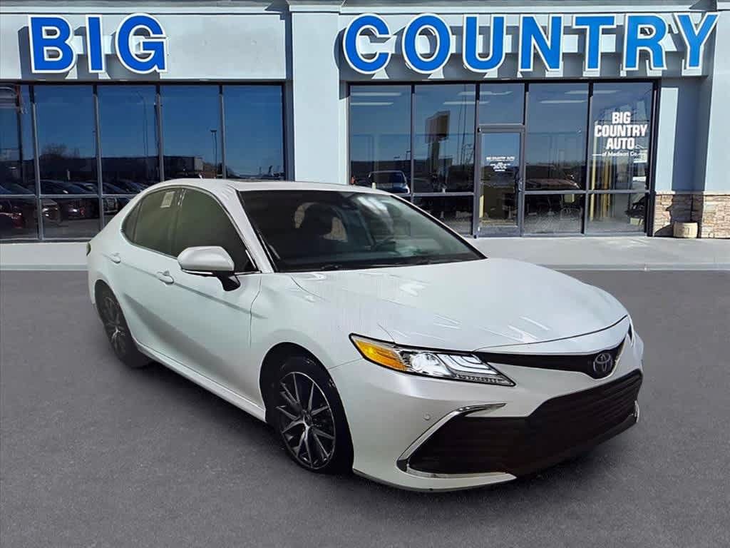 Used 2022 Toyota Camry XLE w/ Navigation Upgrade Package FWD image 3
