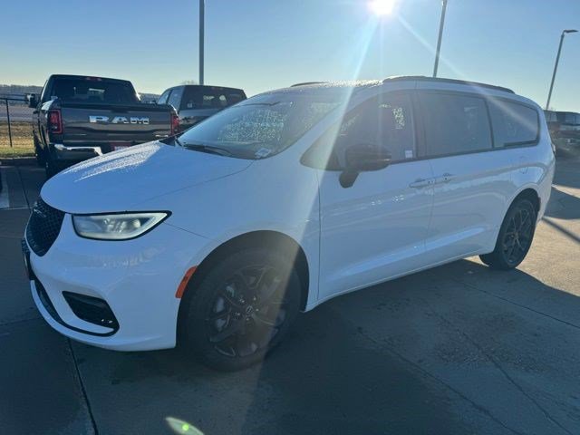 New 2026 Chrysler Pacifica Select image 3