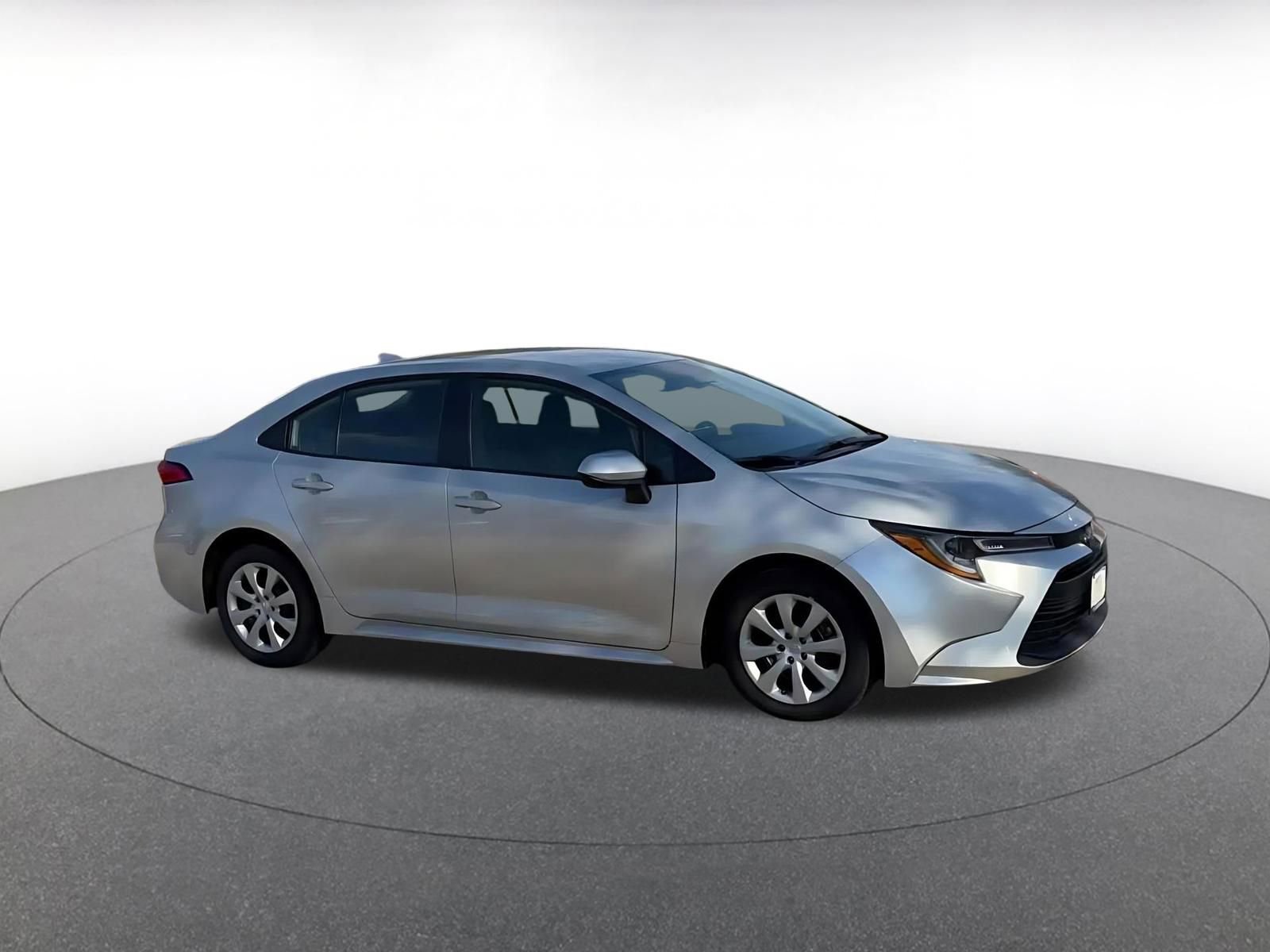 Used 2025 Toyota Corolla LE image 2