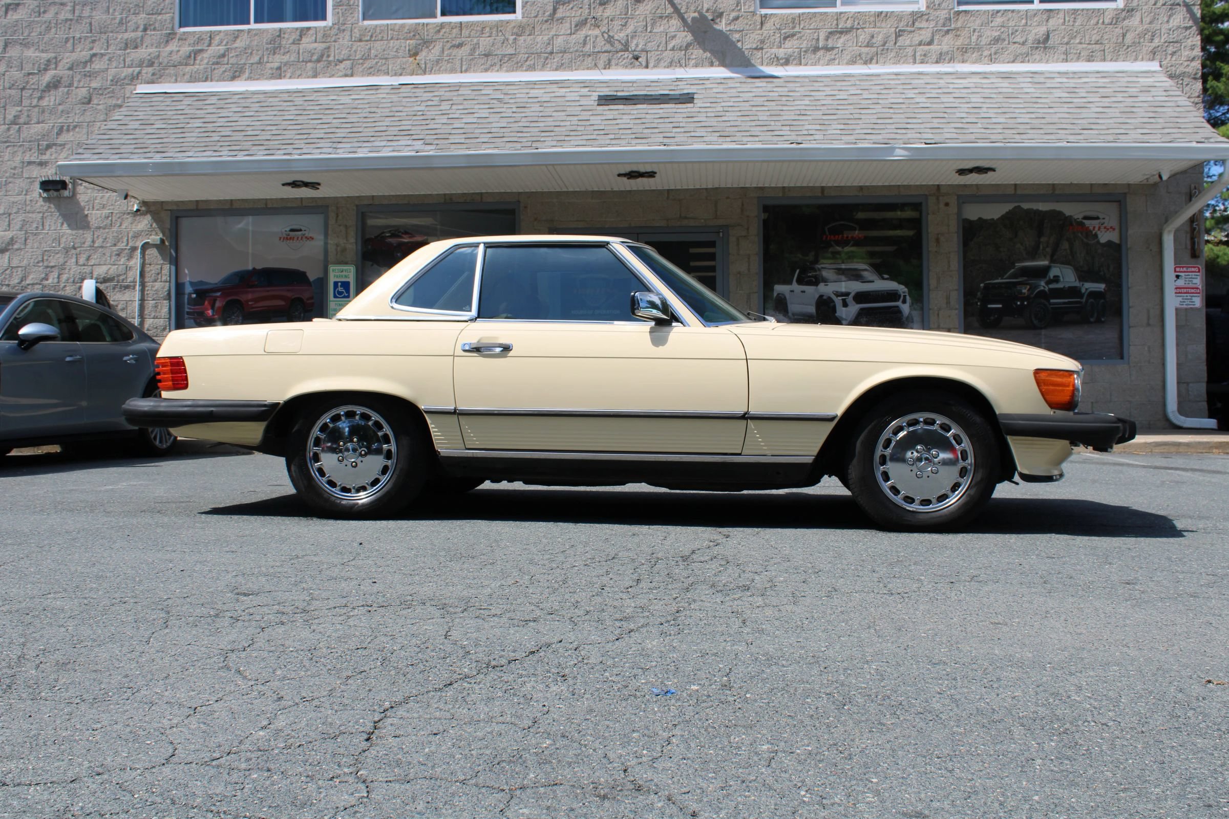 Used 1987 Mercedes-Benz 560 SL image 9