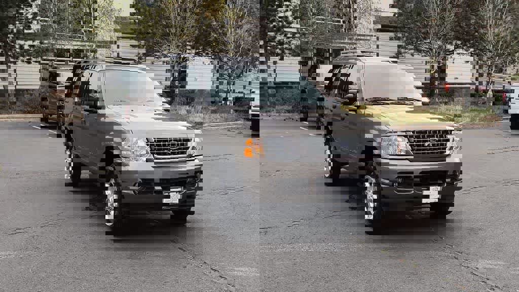 Used 2004 Ford Explorer XLT image 3
