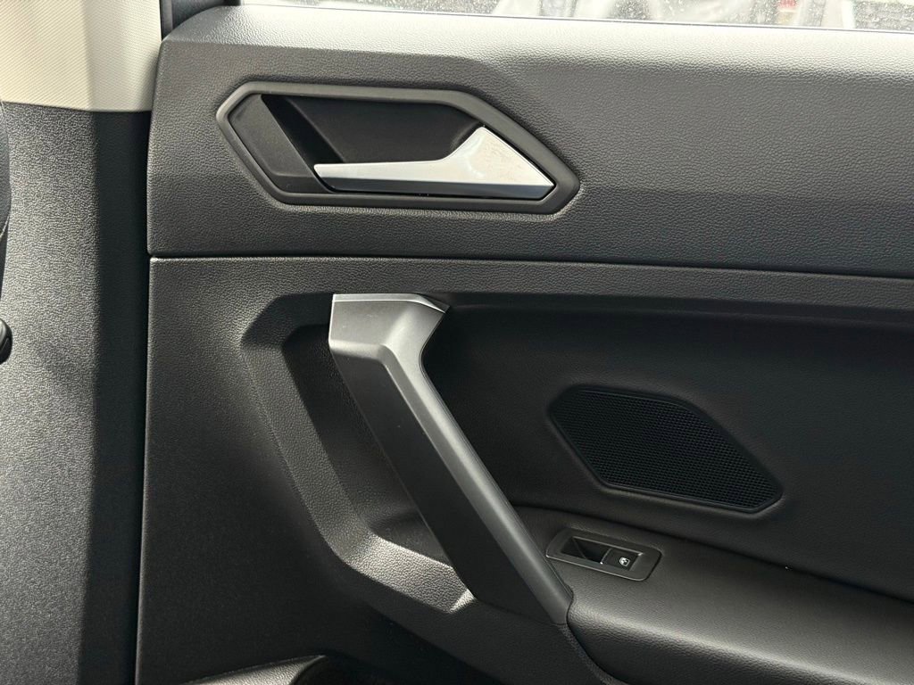 Used 2021 Volkswagen Tiguan SE image 38