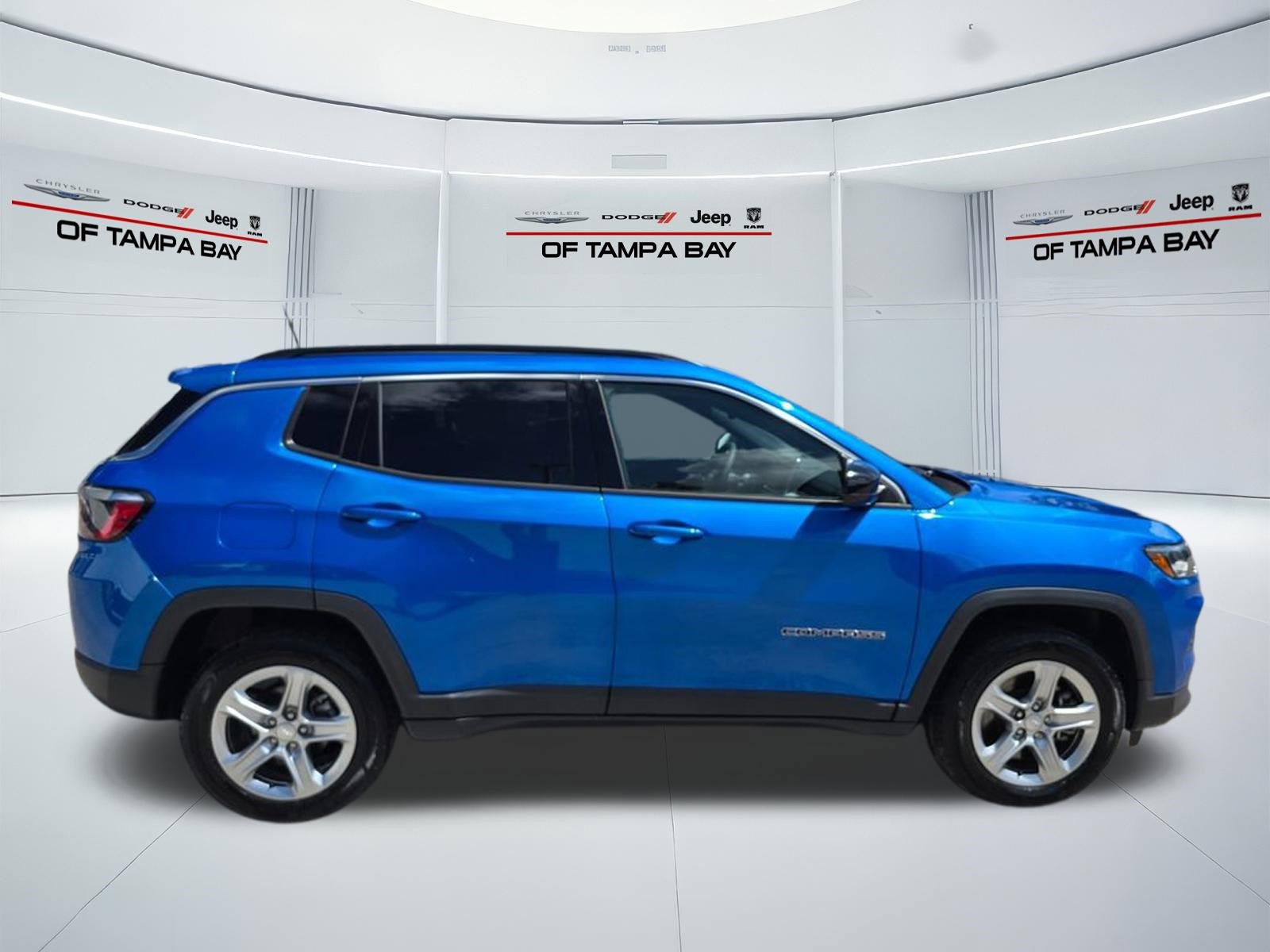 Used 2023 Jeep Compass Latitude w/ Sun and Sound Group AWD/4WD image 7