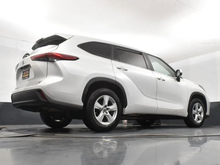 Used 2023 Toyota Highlander LE FWD image 12