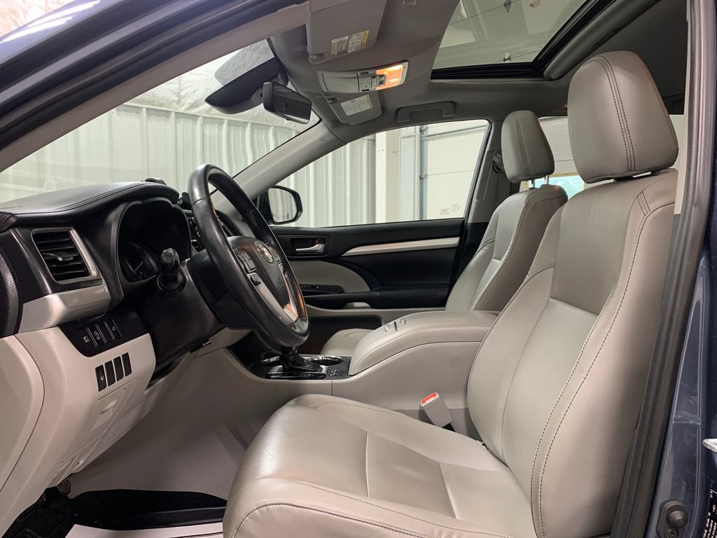 Used 2019 Toyota Highlander XLE AWD/4WD image 15