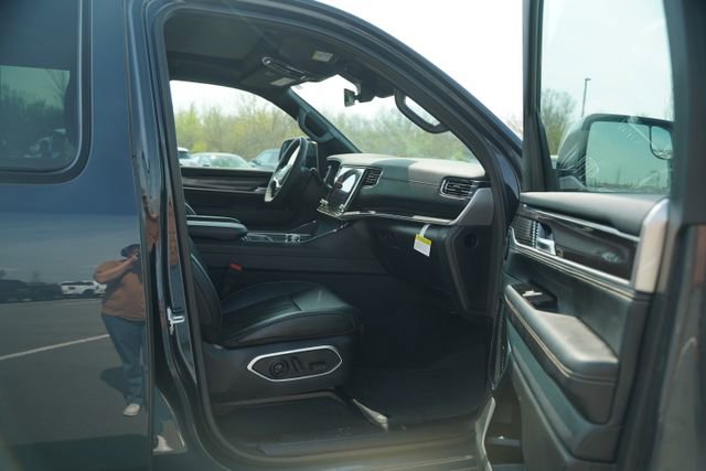 Used 2024 Jeep Wagoneer 4WD w/ Premium Group I image 21