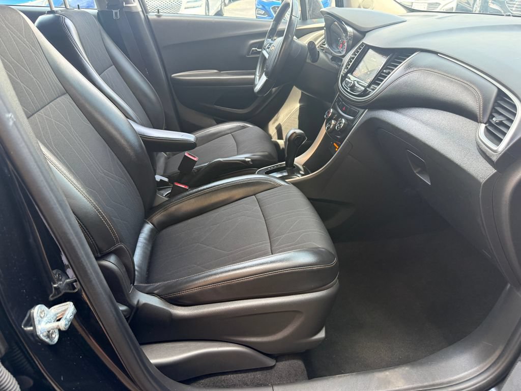 Used 2020 Chevrolet Trax LT w/ Driver Confidence Package AWD/4WD image 18