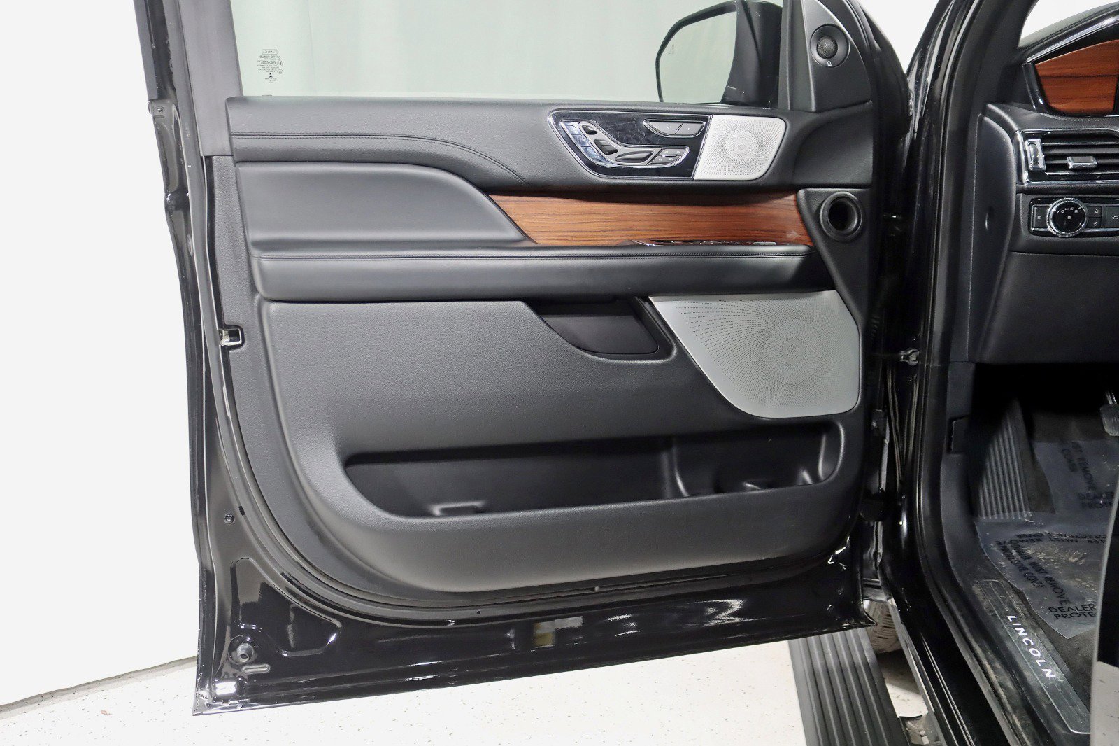 Used 2018 Lincoln Navigator L Reserve w/ Technology Package AWD/4WD image 39