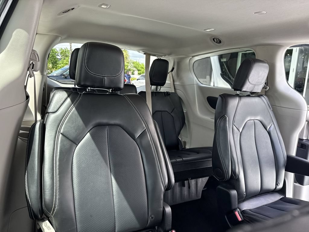 Used 2024 Chrysler Pacifica Touring-L FWD image 46