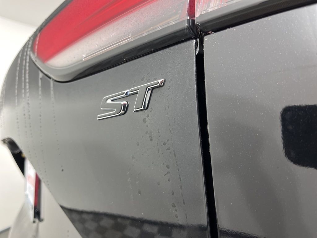 Used 2022 Buick Envision Essence w/ Sport Touring Package image 4