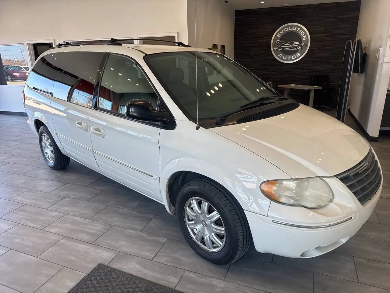 Used 2005 Chrysler Town & Country Touring w/ Luxury Group FWD image 2