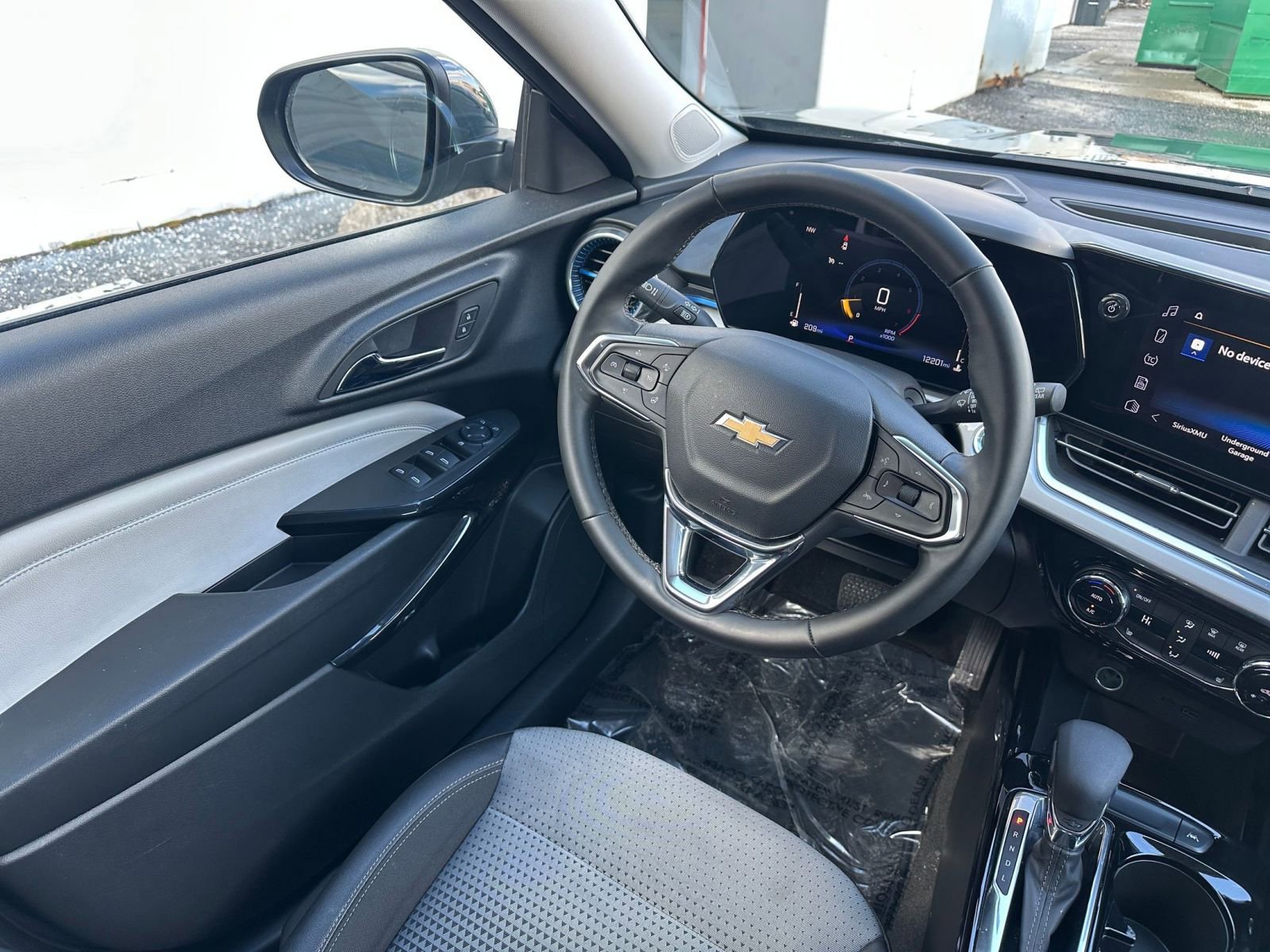 Used 2025 Chevrolet Trax LT w/ LT Convenience Package image 32