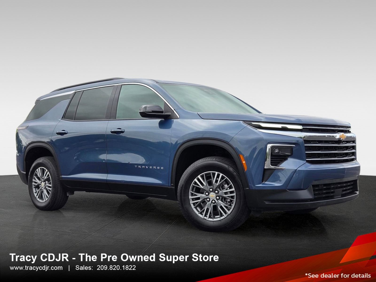 Used 2025 Chevrolet Traverse LT FWD image 1
