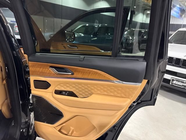 Used 2023 Jeep Grand Cherokee Summit AWD/4WD image 35