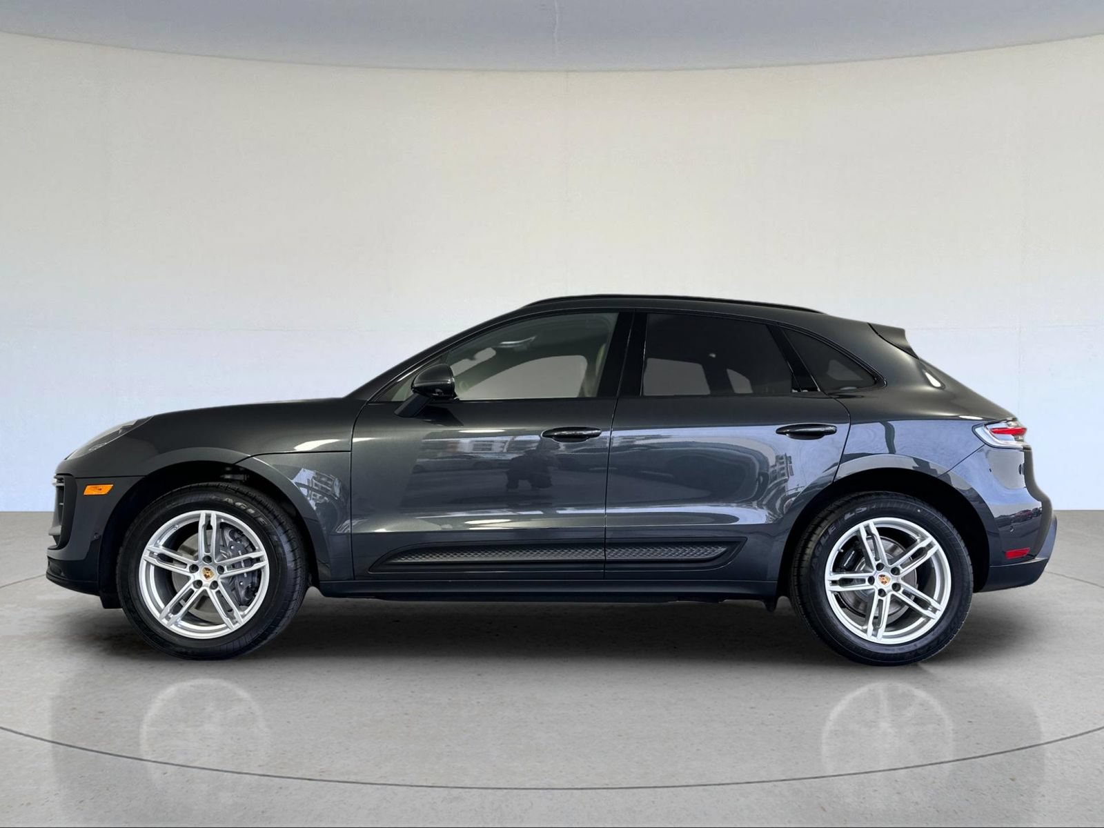 Certified 2023 Porsche Macan AWD/4WD image 2