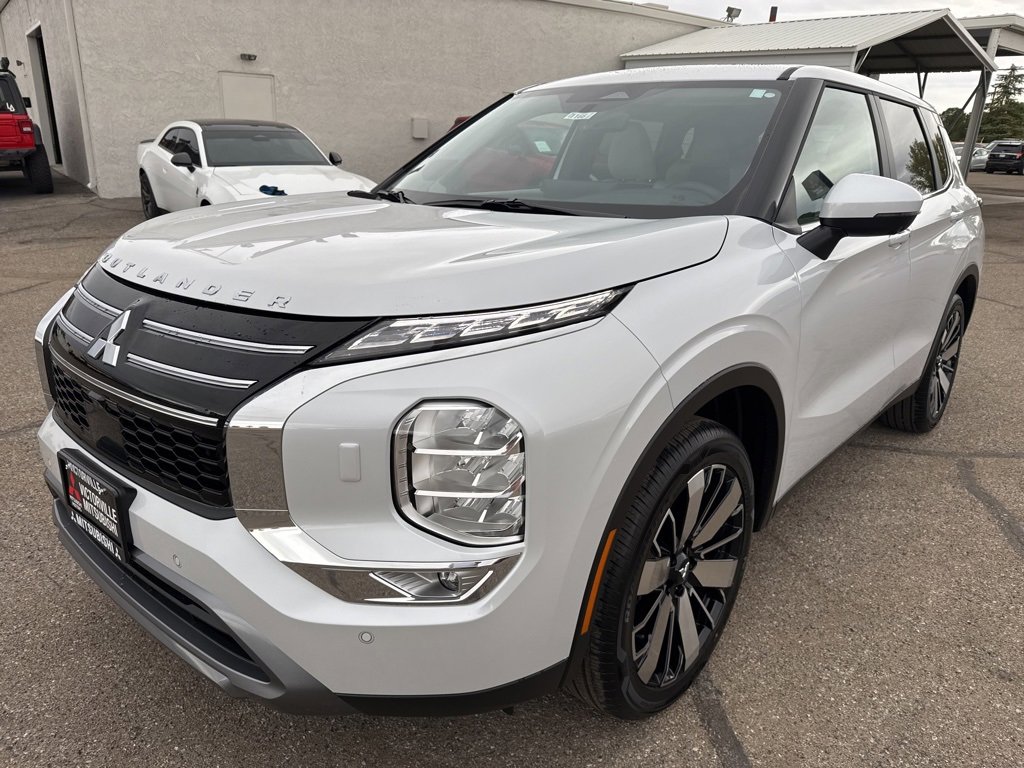 New 2025 Mitsubishi Outlander SE image 3