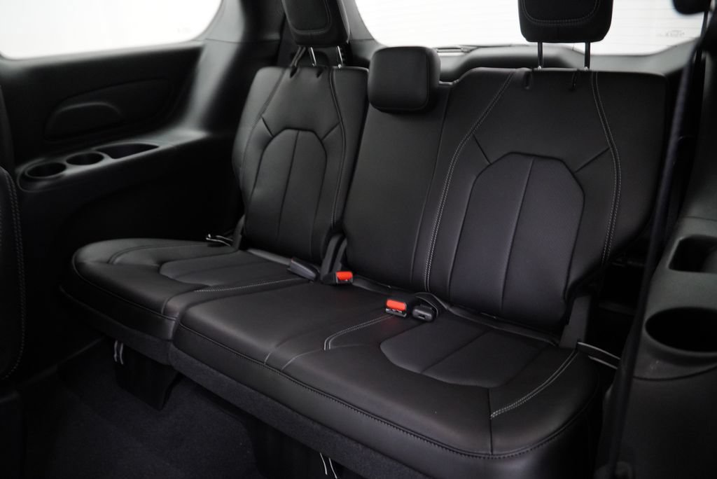 New 2027 Chrysler Pacifica Select FWD image 18