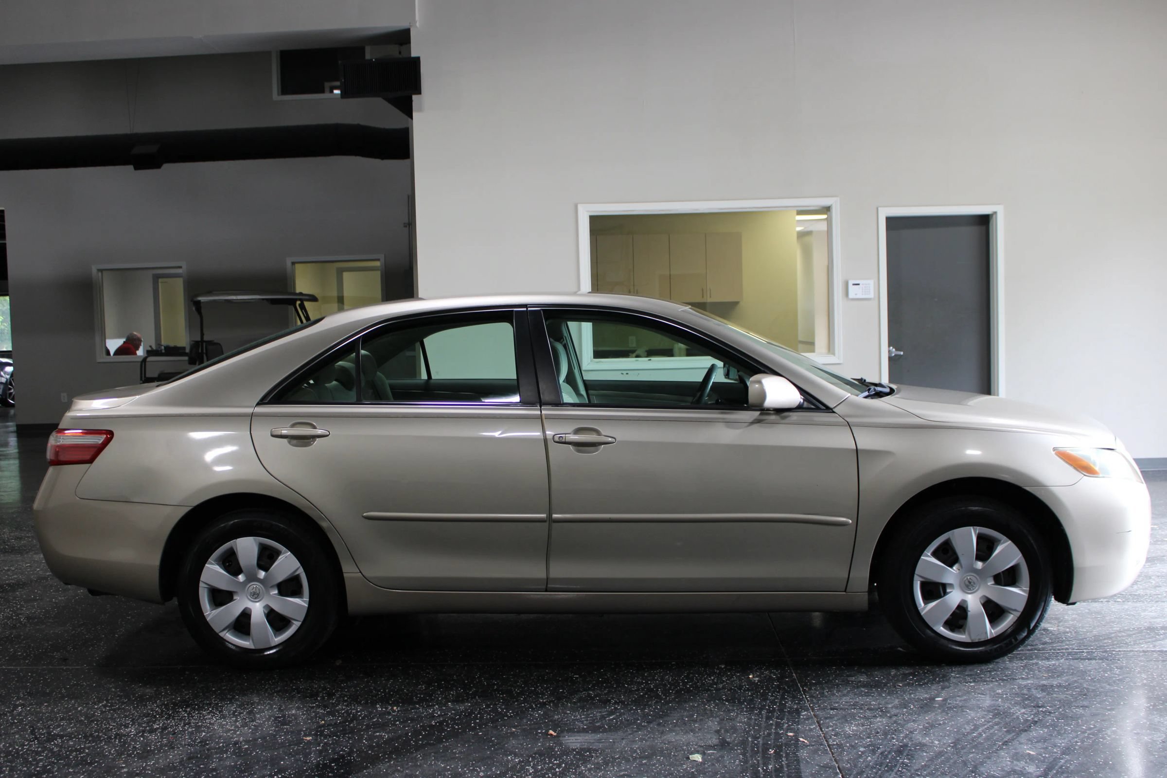 Used 2009 Toyota Camry LE FWD image 2