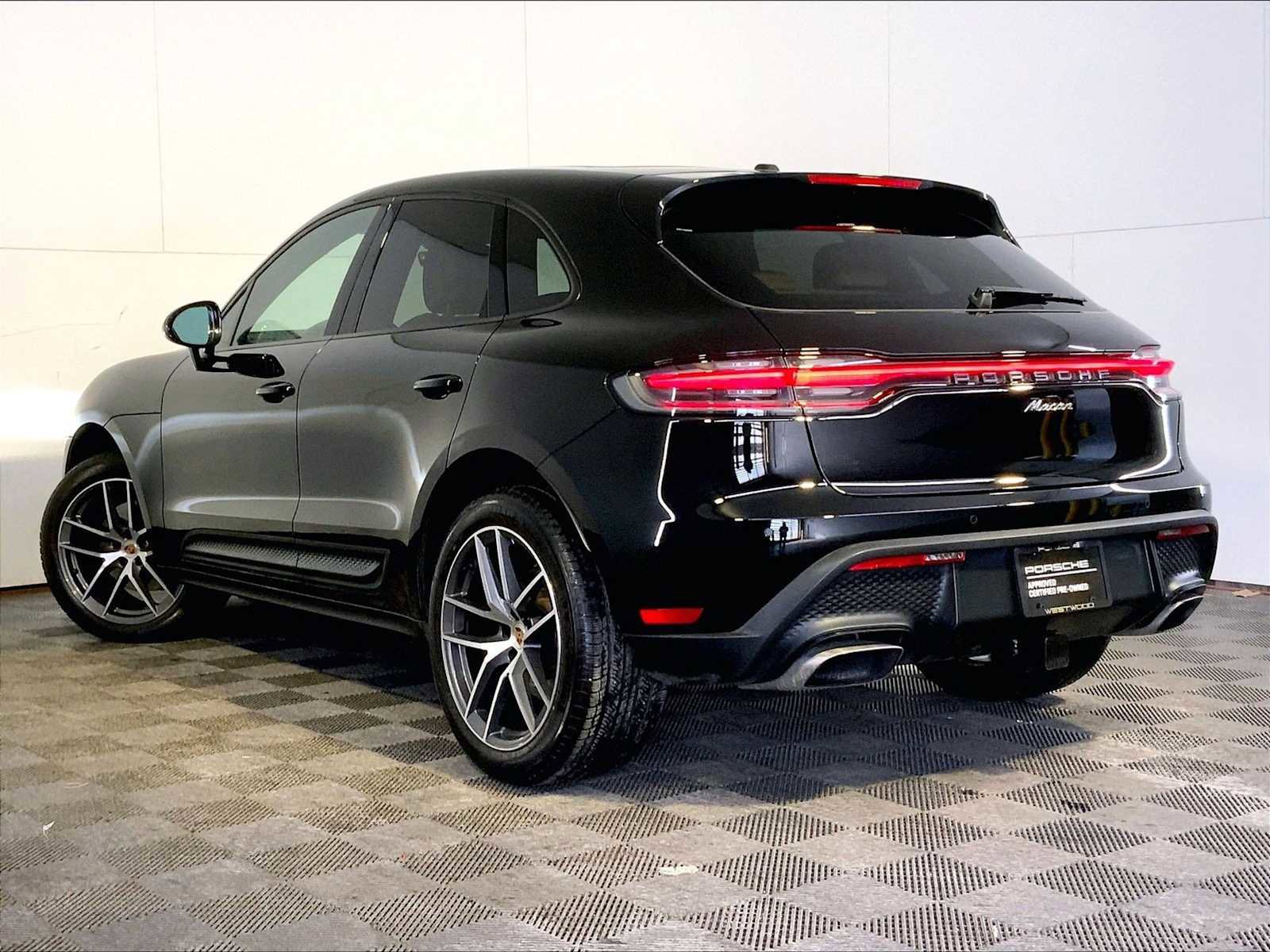 Certified 2023 Porsche Macan image 3