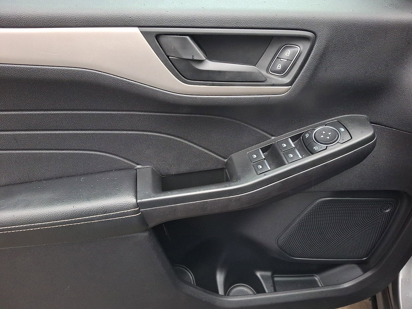 Used 2022 Ford Escape SE w/ SE Sport Appearance Package image 12