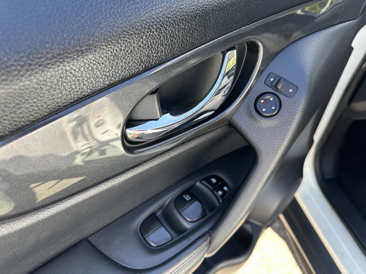 Used 2019 Nissan Rogue SV FWD image 18