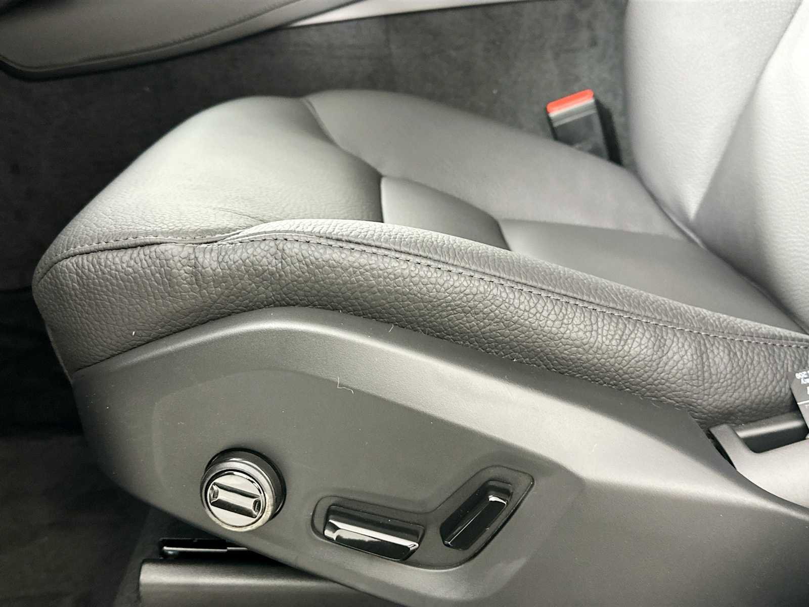 Used 2025 Volvo XC90 B6 Plus w/ Protection Package Premier image 15