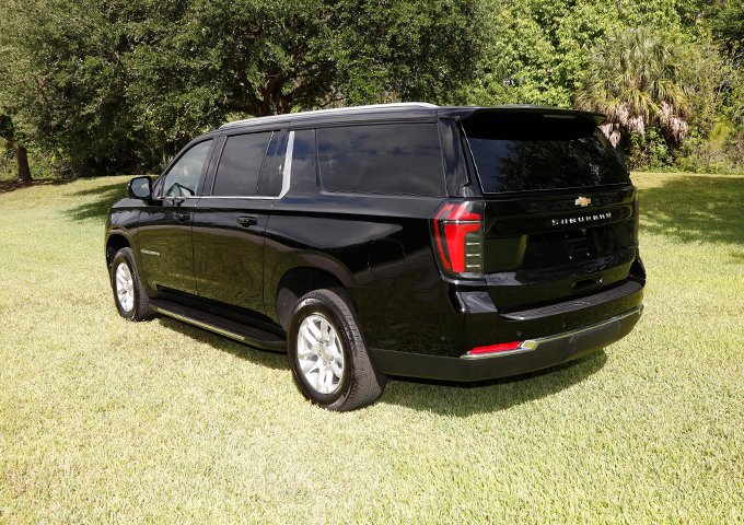 Used 2025 Chevrolet Suburban LS RWD image 2