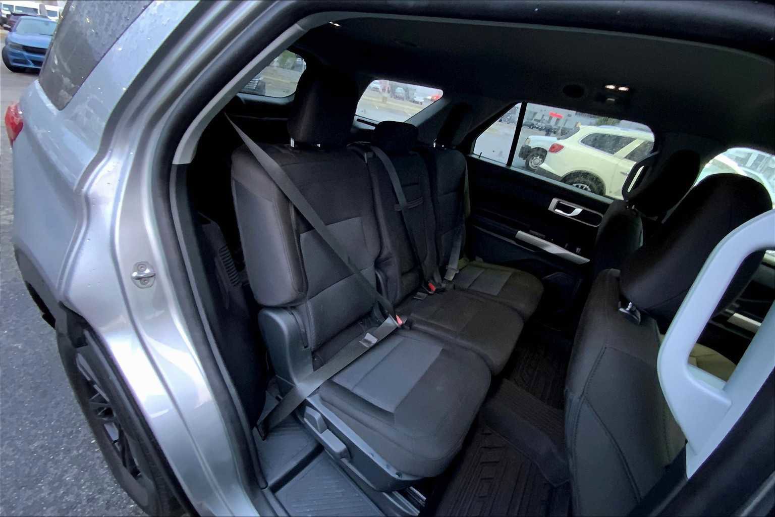 Used 2022 Ford Explorer XLT image 35