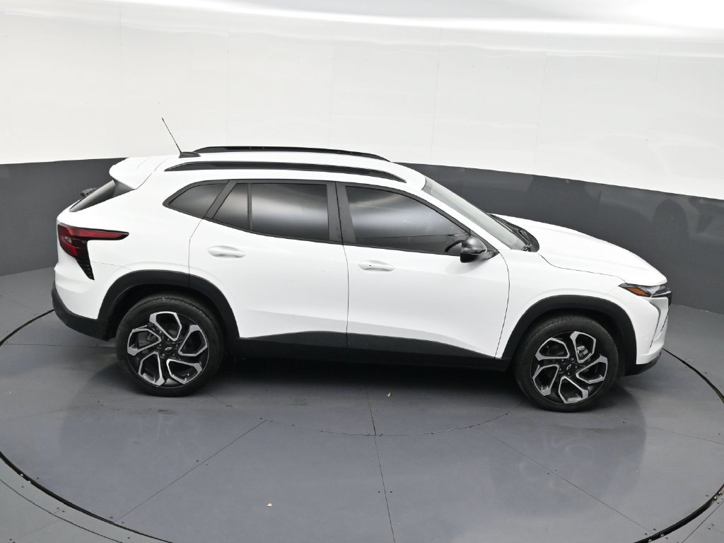 Used 2026 Chevrolet Trax RS w/ Sunroof Package FWD image 16