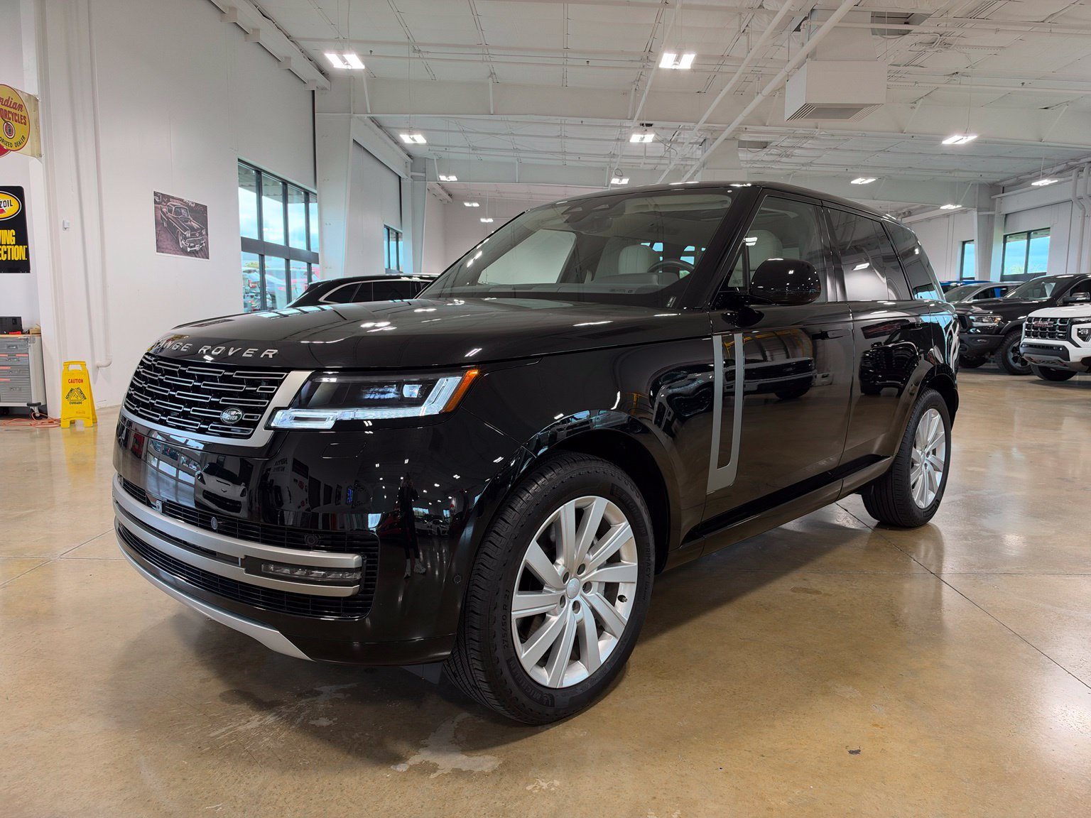 Used 2024 Land Rover Range Rover SE AWD/4WD image 3